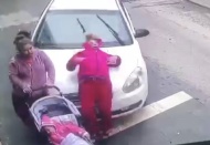 Gaziantep’te kaldırımda yürüyen 2 kadın ile bebeğe araba çarptı