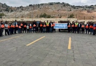 Jandarma 86 traktör sürücüsüne reflektif yelek dağıttı