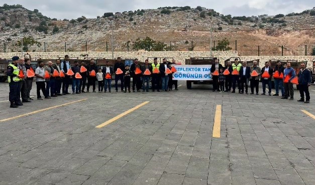 Jandarma 86 traktör sürücüsüne reflektif yelek dağıttı