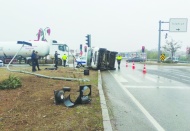 Önündeki araca çarpmamak için yan yattı