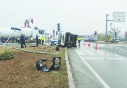 Önündeki araca çarpmamak için yan yattı