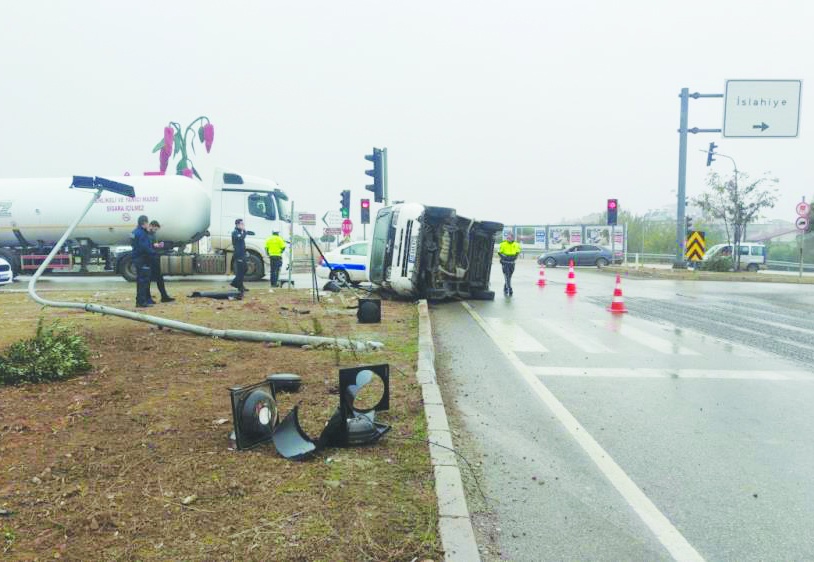 Önündeki araca çarpmamak için yan yattı