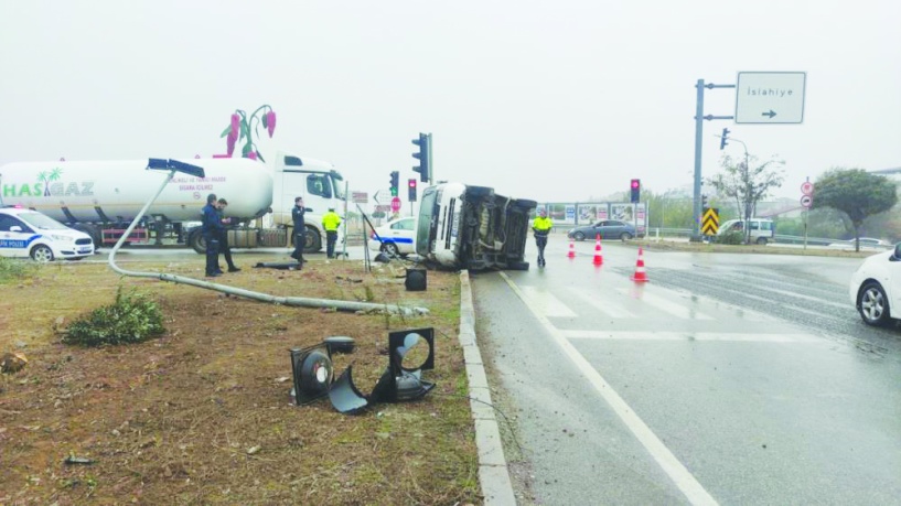 Önündeki araca çarpmamak için yan yattı