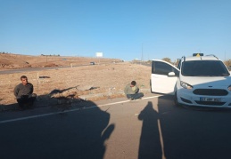 Kaçan otomobilden 5 kaçak göçmen çıktı