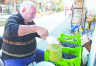 Daha 3-4 yıl öncesine kadar 7-8 liradan satılan yeşil zeytin 80 lira oldu