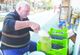 Daha 3-4 yıl öncesine kadar 7-8 liradan satılan yeşil zeytin 80 lira oldu