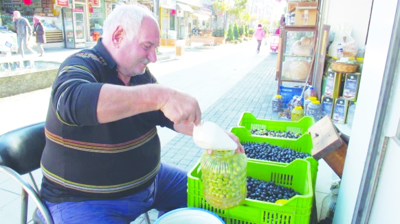 Daha 3-4 yıl öncesine kadar 7-8 liradan satılan yeşil zeytin 80 lira oldu