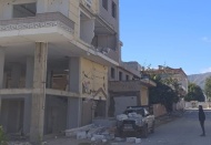 Ağır hasarlı binanın duvarı aracın üzerine yıkıldı