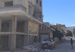 Ağır hasarlı binanın duvarı aracın üzerine yıkıldı