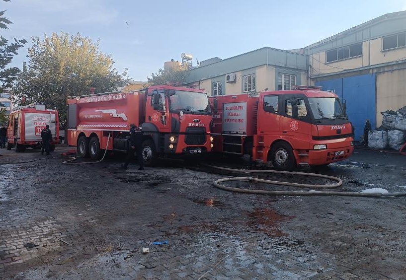 Geri dönüşüm fabrikasında yangın çıktı.