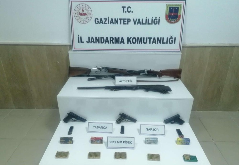 Ruhsatsız tabanca ve tüfek ele geçirildi