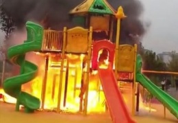 Bir parkta bulunan çocuk oyun aletleri alev alev yandı