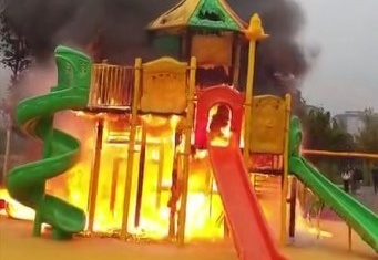 Bir parkta bulunan çocuk oyun aletleri alev alev yandı