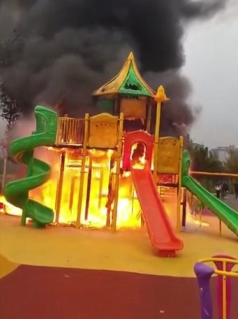 Bir parkta bulunan çocuk oyun aletleri alev alev yandı
