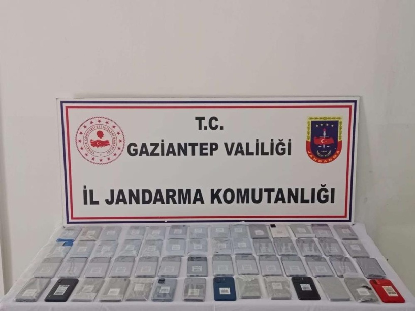 1 milyon lira değerinde 57 adet kaçak cep telefonuna el konuldu