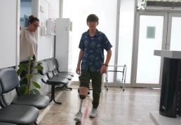 Depremde hem ailesini hem bacağını kaybetti