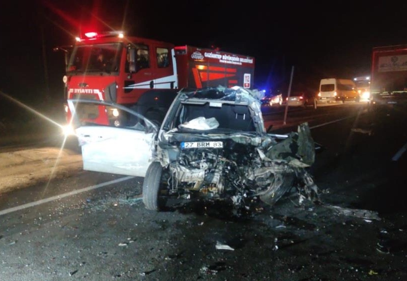 İslahiye ilçesinde otomobil ve 2 tırın karıştığı kazada 1 kişi hayatını kaybetti, 1 kişi ağır yaralandı