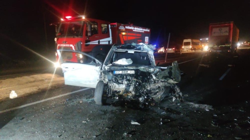 İslahiye ilçesinde otomobil ve 2 tırın karıştığı kazada 1 kişi hayatını kaybetti, 1 kişi ağır yaralandı
