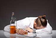Alkol bağımlılığı, birçok insanın hayatını etkileyen ciddi bir sağlık sorunu