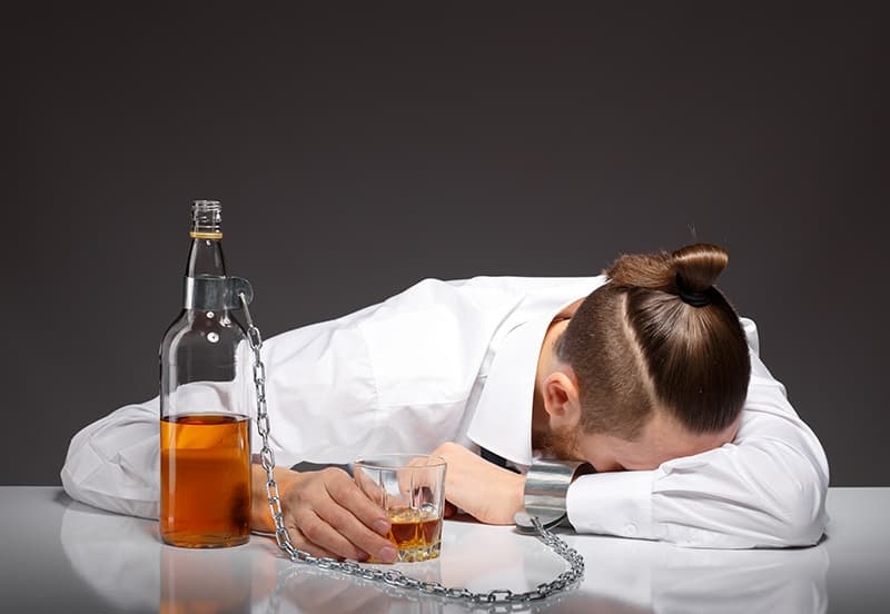 Alkol bağımlılığı, birçok insanın hayatını etkileyen ciddi bir sağlık sorunu