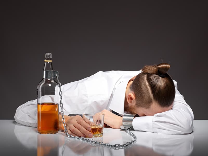 Alkol bağımlılığı, birçok insanın hayatını etkileyen ciddi bir sağlık sorunu