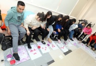 Engellilerle empati kurmak amacıyla ayaklarıyla fırça kullanarak boyama yaptılar