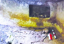Depremde yıkılan evin bahçesinden Roma dönemine ait tek oda mezar çıktı