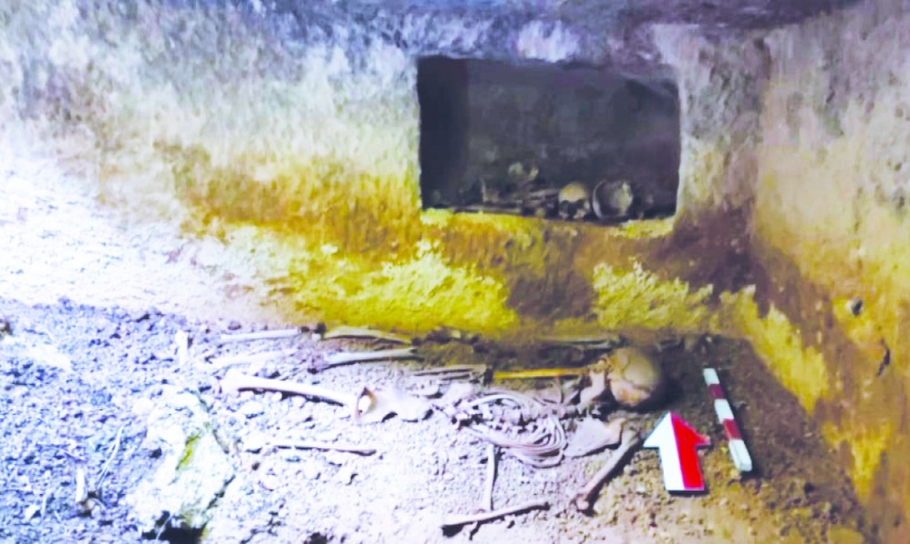 Depremde yıkılan evin bahçesinden Roma dönemine ait tek oda mezar çıktı