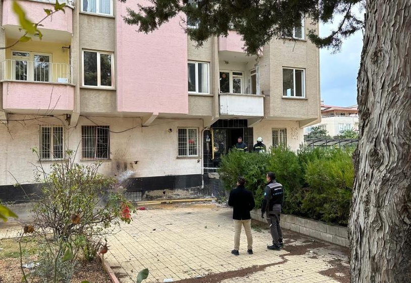 Ağır hasarlı binada doğalgaz patladı