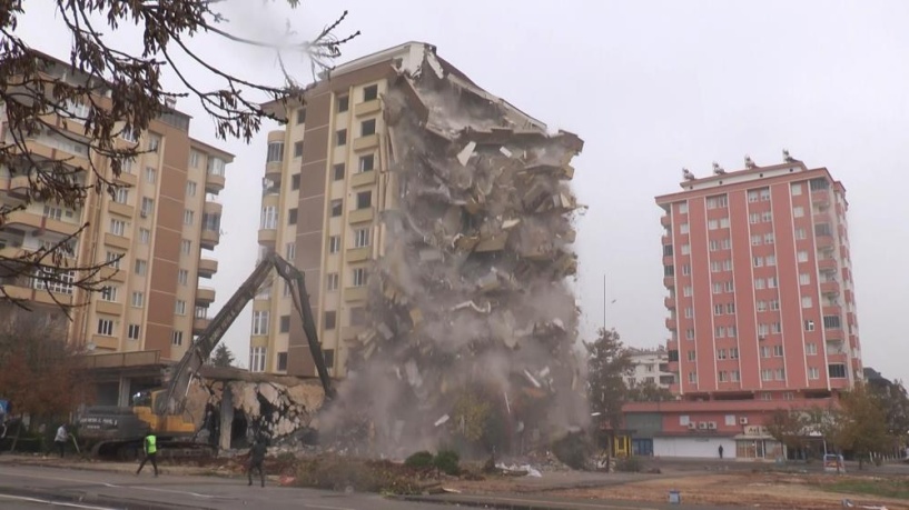 Az hasarlı raporu verilmişti, saniyeler içerisinde yıkıldı