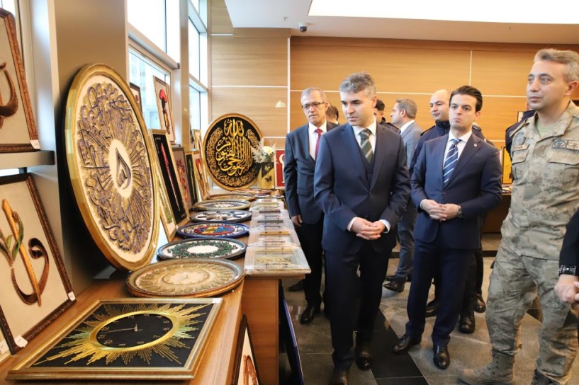 Tutuklu ve hükümlülerin filografi, yağlı boya ve sedef işlemeciliği eserleri sergilendi