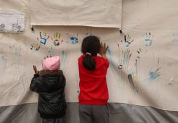 20 bin çocuğun halen konteyner kentlerde eğitim görüyor olması büyük ayıp