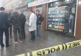 Husumetlileri, işyerinin önünde bıçaklayıp, öldürdü