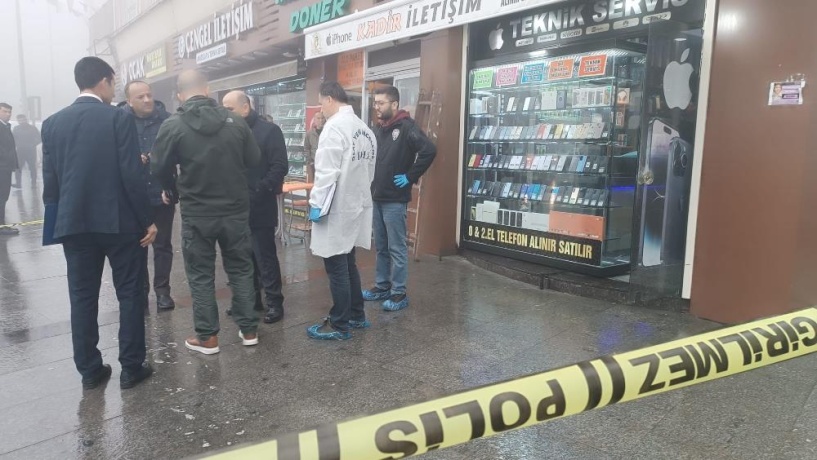 Husumetlileri, işyerinin önünde bıçaklayıp, öldürdü