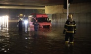 Köprülü kavşakta 5 araç suya gömüldü
