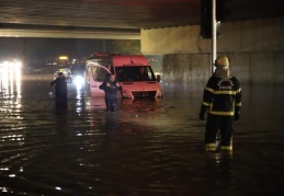 Köprülü kavşakta 5 araç suya gömüldü