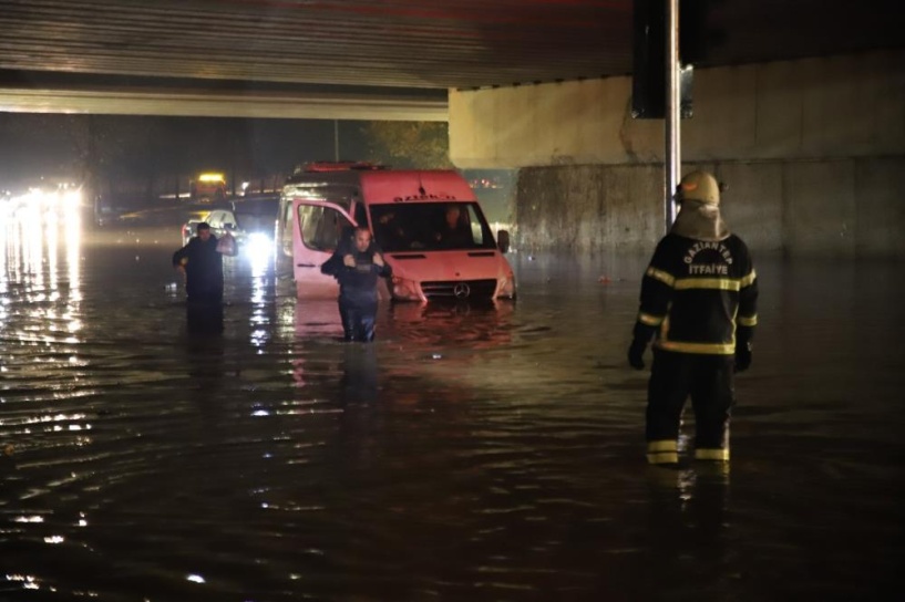 Köprülü kavşakta 5 araç suya gömüldü