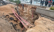 Sağanak yağış yolu çökertti