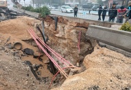Sağanak yağış yolu çökertti