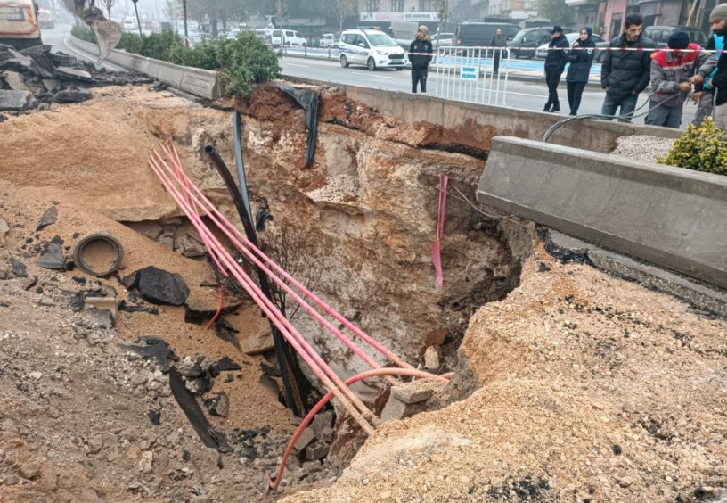 Sağanak yağış yolu çökertti