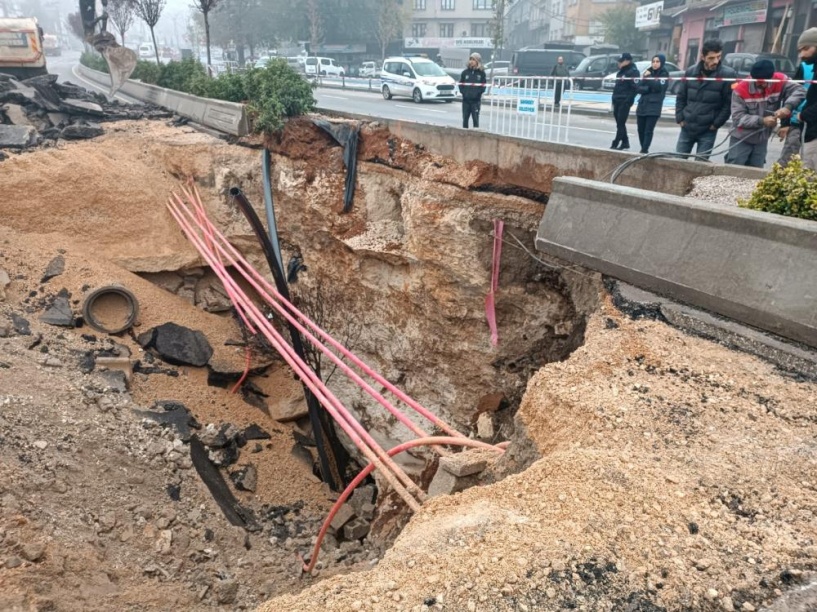 Sağanak yağış yolu çökertti