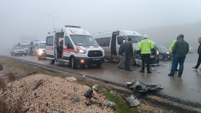Yolcu minibüsü sis yüzünden vince çarptı