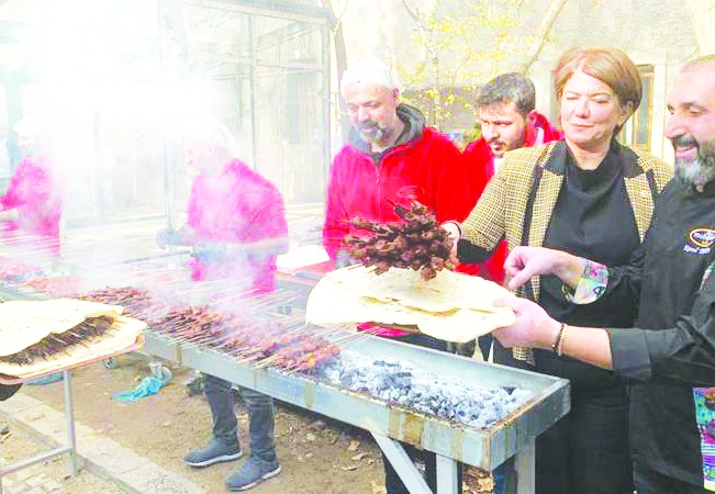 AKP’li vekiller Meclis’te ciğer partisi yaptı... Vatandaş, kilosu 450 lira olduğu için artık yiyemiyor