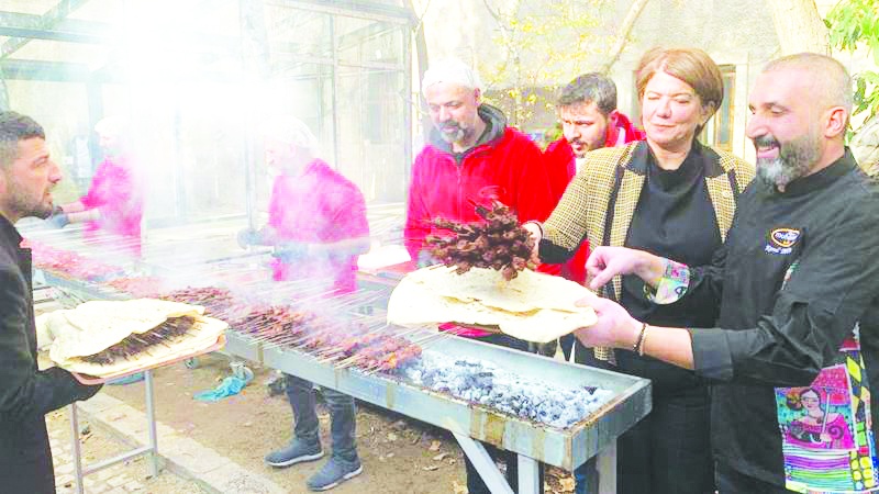 AKP’li vekiller Meclis’te ciğer partisi yaptı... Vatandaş, kilosu 450 lira olduğu için artık yiyemiyor