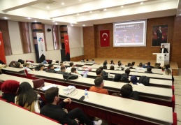Öğrencilerle, girişimcilik ve meslek yaşamları ile ilgili bilgi ve tecrübelerini paylaştılar