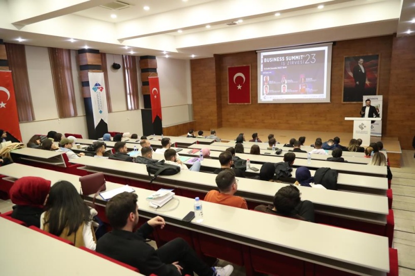 Öğrencilerle, girişimcilik ve meslek yaşamları ile ilgili bilgi ve tecrübelerini paylaştılar