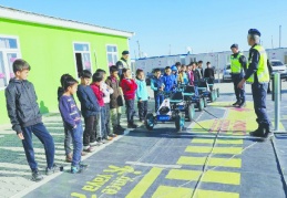 Öğrenci ve ailelere trafik eğitim veriliyor