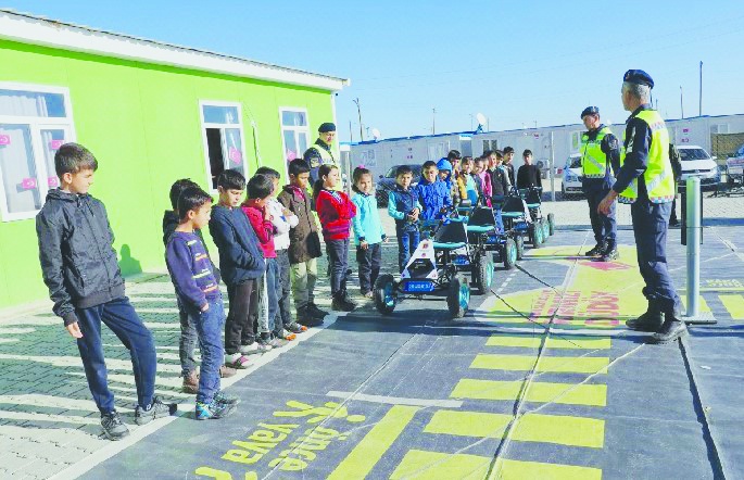 Öğrenci ve ailelere trafik eğitim veriliyor