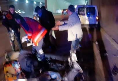 Arızalanan araca çarpan motosiklet sürücüsü yaşamını yitirdi