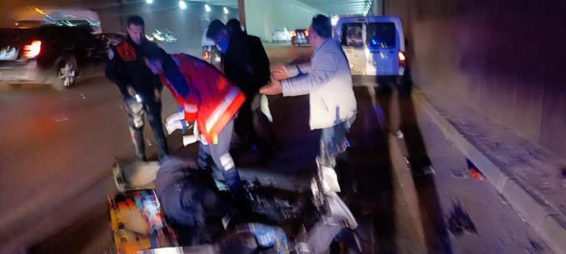 Arızalanan araca çarpan motosiklet sürücüsü yaşamını yitirdi